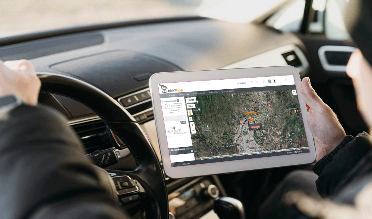Conductor monitoreando la ubicación de su vehículo desde una tablet con el panel Drivelock